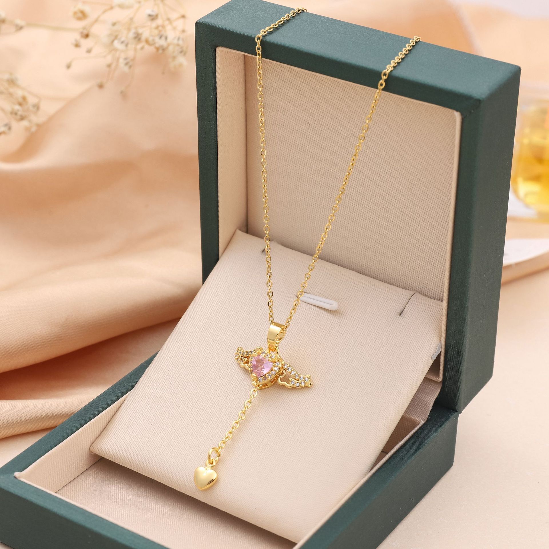 𝐂𝐮𝐩𝐢𝐝 𝐇𝐞𝐚𝐫𝐭 & 𝐀𝐧𝐠𝐞𝐥 𝐖𝐢𝐧𝐠𝐬 𝐓𝐚𝐬𝐬𝐞𝐥 𝐍𝐞𝐜𝐤𝐥𝐚𝐜𝐞 – 𝐂𝐫𝐲𝐬𝐭𝐚𝐥 𝐂𝐥𝐚𝐯𝐢𝐜𝐥𝐞 𝐂𝐡𝐚𝐢𝐧 𝐟𝐨𝐫 𝐖𝐨𝐦𝐞𝐧
