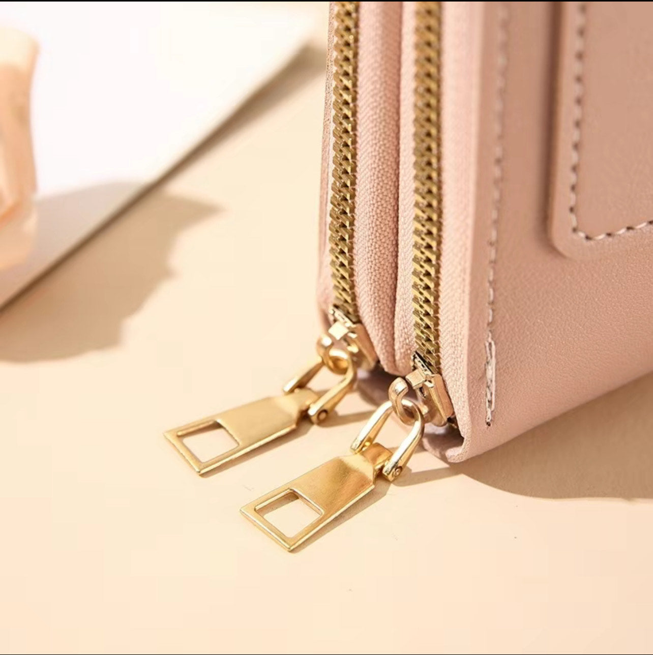 𝐋𝐞𝐚𝐭𝐡𝐞𝐫 𝐒𝐡𝐨𝐮𝐥𝐝𝐞𝐫 𝐁𝐚𝐠 𝐰𝐢𝐭𝐡 𝐂𝐚𝐫𝐝 𝐎𝐫𝐠𝐚𝐧𝐢𝐳𝐞𝐫 – 𝐒𝐭𝐲𝐥𝐢𝐬𝐡 & 𝐂𝐨𝐦𝐩𝐚𝐜𝐭 𝐌𝐨𝐛𝐢𝐥𝐞 𝐚𝐧𝐝 𝐂𝐨𝐬𝐦𝐞𝐭𝐢𝐜 𝐏𝐨𝐮𝐜𝐡